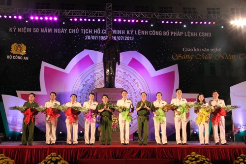 Trung tướng Phạm Quý Ngọ, thiếu tướng Nguyễn Văn Ba, thiếu tướng Trần Văn Nhuận tặng hoa cho các đơn vị tham gia biểu diễn.